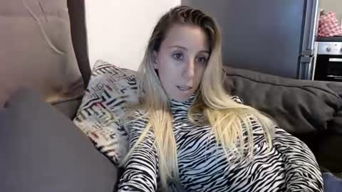 Snapshot of barelylegalblondy chatting on July 27, 2026, 5:09 pm Lena online show from July 27, 2026, 5:09 pm