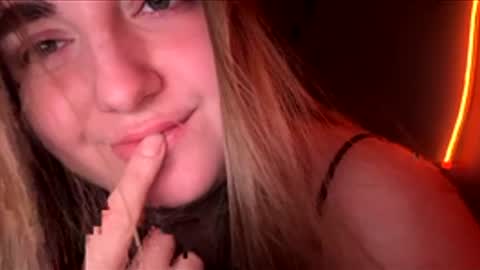 Sue  online show from May 27, 2026, 10:18 pm