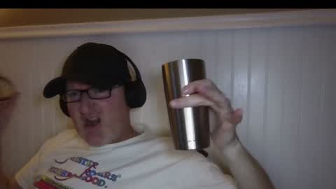 Snapshot of bartender_blue_eyes chatting on December 27, 2024, 9:06 am Bartender Blue online show from December 27, 2024, 9:06 am