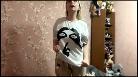 Mia online show from April 23, 2026, 3:36 pm