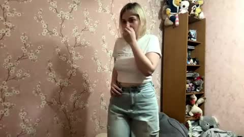 Mia online show from April 26, 2026, 4:04 pm