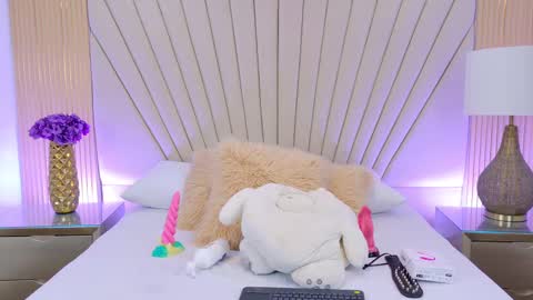 Laura Tobon online show from September 30, 2025, 8:47 pm