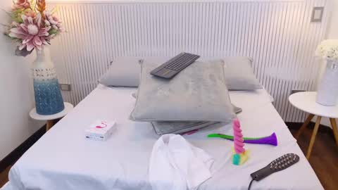 Laura Tobon online show from October 3, 2025, 8:17 pm