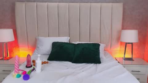 Laura Tobon online show from October 25, 2025, 8:36 pm