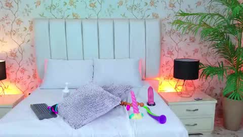 Laura Tobon online show from November 5, 2025, 9:15 pm