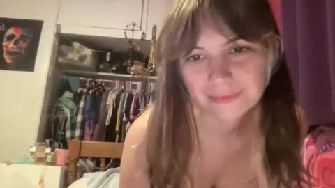 Snapshot of beebeebuzzzzzz chatting on March 4, 2026, 7:36 am beebeebuzzzzzz online show from March 4, 2026, 7:36 am