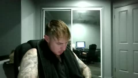 Snapshot of beelzebubxo chatting on October 18, 2025, 10:05 am beelzebubxo online show from October 18, 2025, 10:05 am