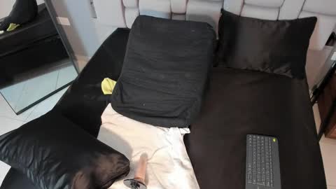 Bella online show from December 14, 2025, 3:56 am