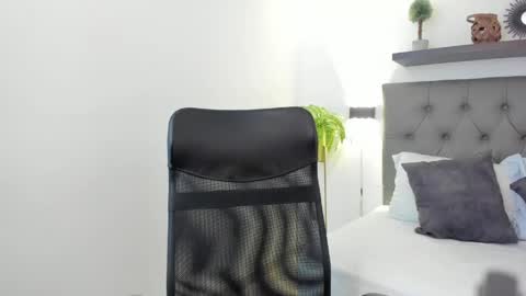 Snapshot of bella_99x chatting on April 15, 2026, 11:28 am Bel 3 online show from April 15, 2026, 11:28 am