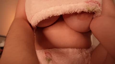 isabella online show from December 3, 2025, 10:52 pm