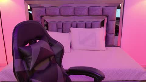 Bella  online show from November 29, 2025, 4:15 am