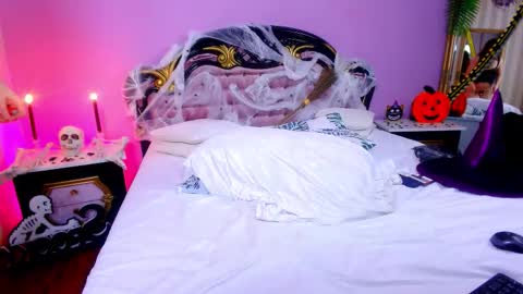 Bella online show from October 31, 2025, 11:39 pm