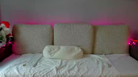 Anna  online show from December 21, 2025, 10:44 am