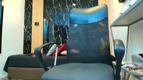     online show from April 5, 2026, 7:55 pm