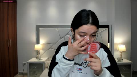  Bella Hadid  online show from February 1, 2025, 11:21 am