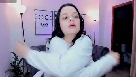  Bella Hadid  online show from February 25, 2025, 11:08 am