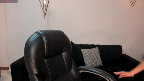  Bella C  online show from November 12, 2025, 12:05 pm