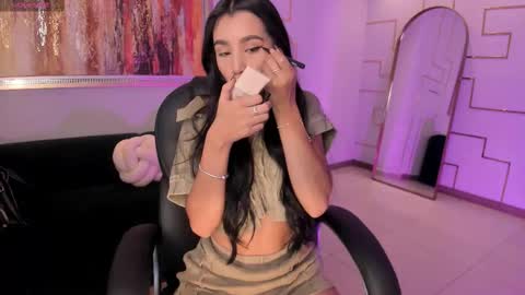  Bella C  online show from November 18, 2025, 11:58 am