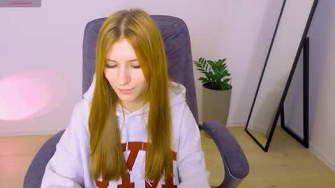 BellaFoxi online show from October 27, 2025, 1:04 pm