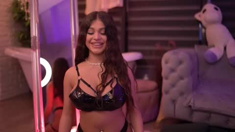 Bella online show from November 10, 2025, 6:40 pm