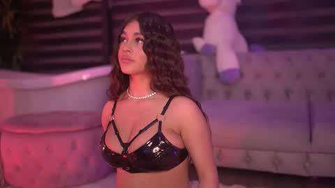 Bella online show from December 5, 2025, 6:48 pm