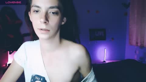 Snapshot of bellaqueen0701 chatting on November 17, 2025, 9:42 pm bellaqueen0701 online show from November 17, 2025, 9:42 pm