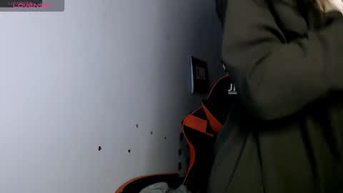 Snapshot of bellaqueen0701 chatting on December 15, 2025, 10:58 pm bellaqueen0701 online show from December 15, 2025, 10:58 pm