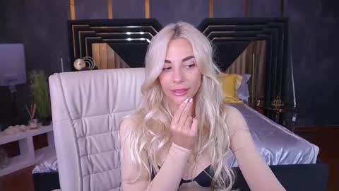 Bella online show from October 3, 2025, 8:17 pm