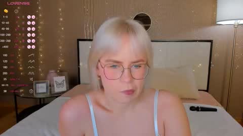 Bella online show from October 18, 2025, 12:57 am