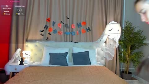 Snapshot of belle_wa1ker chatting on October 28, 2025, 8:40 am Belle online show from October 28, 2025, 8:40 am