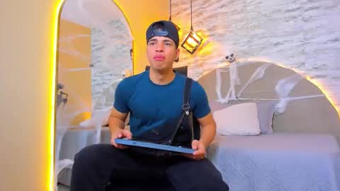 BENJAMIN online show from October 25, 2025, 12:02 pm