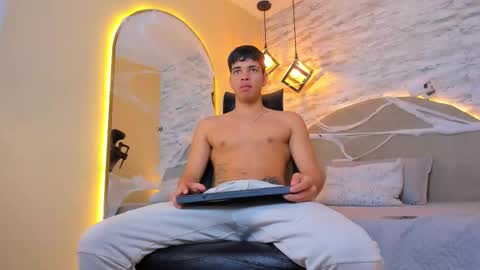 BENJAMIN online show from November 2, 2025, 1:46 pm