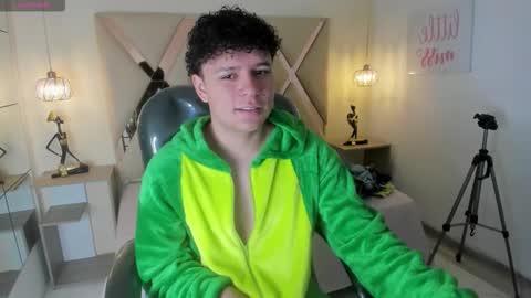 Snapshot of benjamintwink1 chatting on October 4, 2025, 8:07 pm BENJAMIN online show from October 4, 2025, 8:07 pm