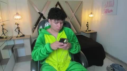 Snapshot of benjamintwink1 chatting on October 8, 2025, 10:07 pm BENJAMIN online show from October 8, 2025, 10:07 pm