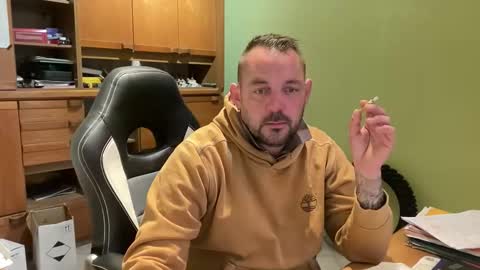 Snapshot of benochau chatting on April 23, 2026, 4:46 am benochau online show from April 23, 2026, 4:46 am