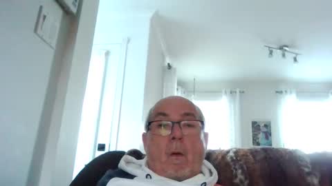 bernard1102 online show from December 3, 2024, 2:05 pm