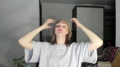 Snapshot of betty_witchy chatting on June 18, 2026, 4:02 am Dory make me happier online show from June 18, 2026, 4:02 am