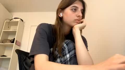 Snapshot of beulahweikert chatting on June 9, 2026, 4:18 pm Lina online show from June 9, 2026, 4:18 pm