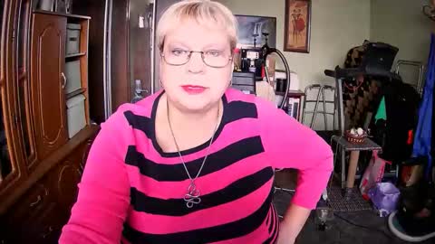 Snapshot of beverlyqcynia chatting on October 20, 2025, 11:32 am BeverlyQCynia online show from October 20, 2025, 11:32 am