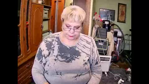 BeverlyQCynia online show from November 12, 2025, 8:48 am