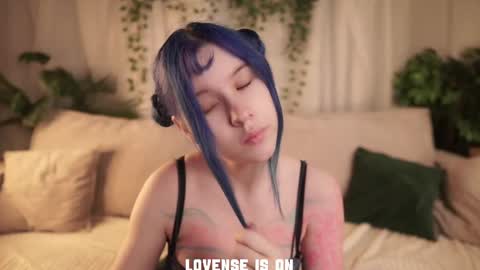 Eliz online show from December 17, 2025, 1:11 am