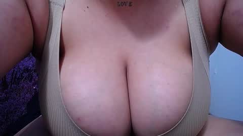 Snapshot of bigg_boobs_xxx chatting on March 5, 2026, 4:52 am Sunny online show from March 5, 2026, 4:52 am