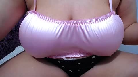 Snapshot of bigg_boobs_xxx chatting on April 7, 2026, 2:45 am Sunny online show from April 7, 2026, 2:45 am