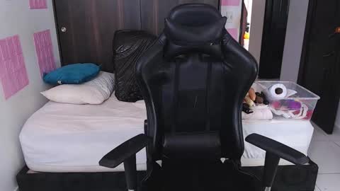 Snapshot of bigsquirt_6 chatting on February 12, 2025, 8:29 pm laura online show from February 12, 2025, 8:29 pm