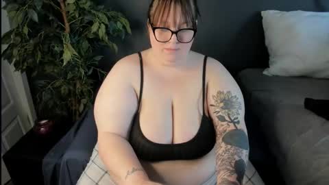 bigtittybbw online show from February 23, 2026, 5:43 pm