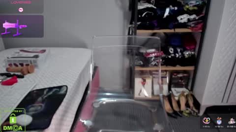 bisex woman online show from February 3, 2025, 9:50 pm