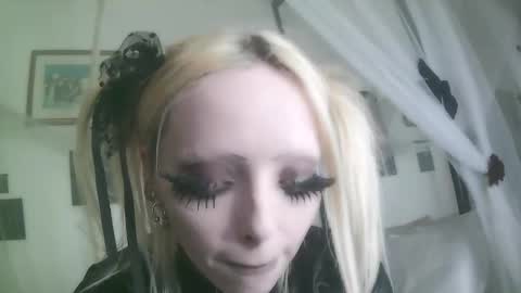 vampire fang  online show from December 18, 2025, 8:04 pm