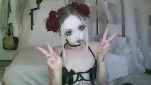 Snapshot of bl0odsyring3 chatting on June 15, 2026, 5:15 pm vampire fang online show from June 15, 2026, 5:15 pm
