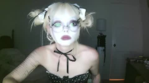 Snapshot of bl0odsyring3 chatting on July 5, 2026, 7:15 am vampire fang online show from July 5, 2026, 7:15 am