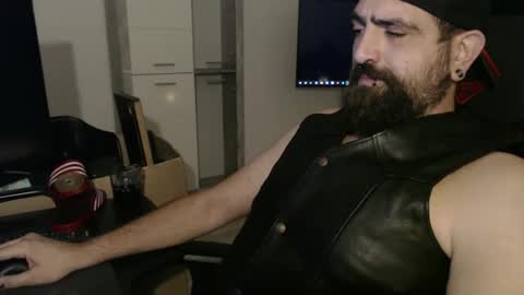 Snapshot of black_beard_slides chatting on October 1, 2025, 11:44 pm black_beard_slides online show from October 1, 2025, 11:44 pm